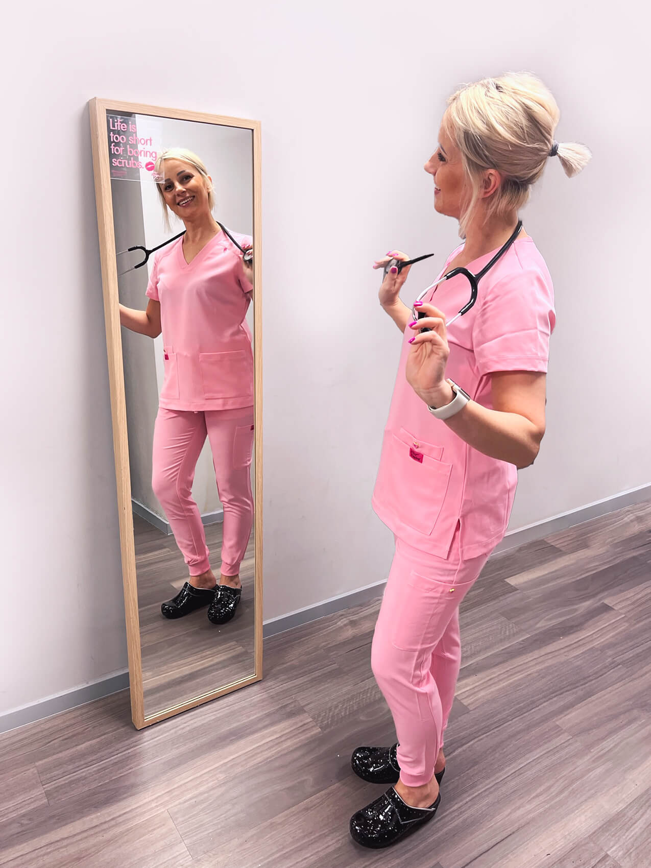 Klient przymierza zamówione produkty