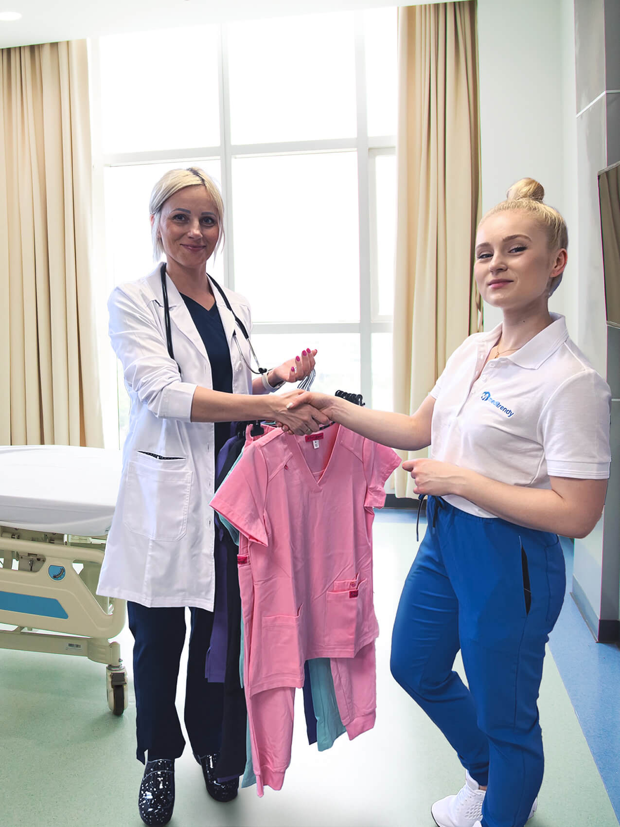 Pracownik podaje produkty do przymiarki